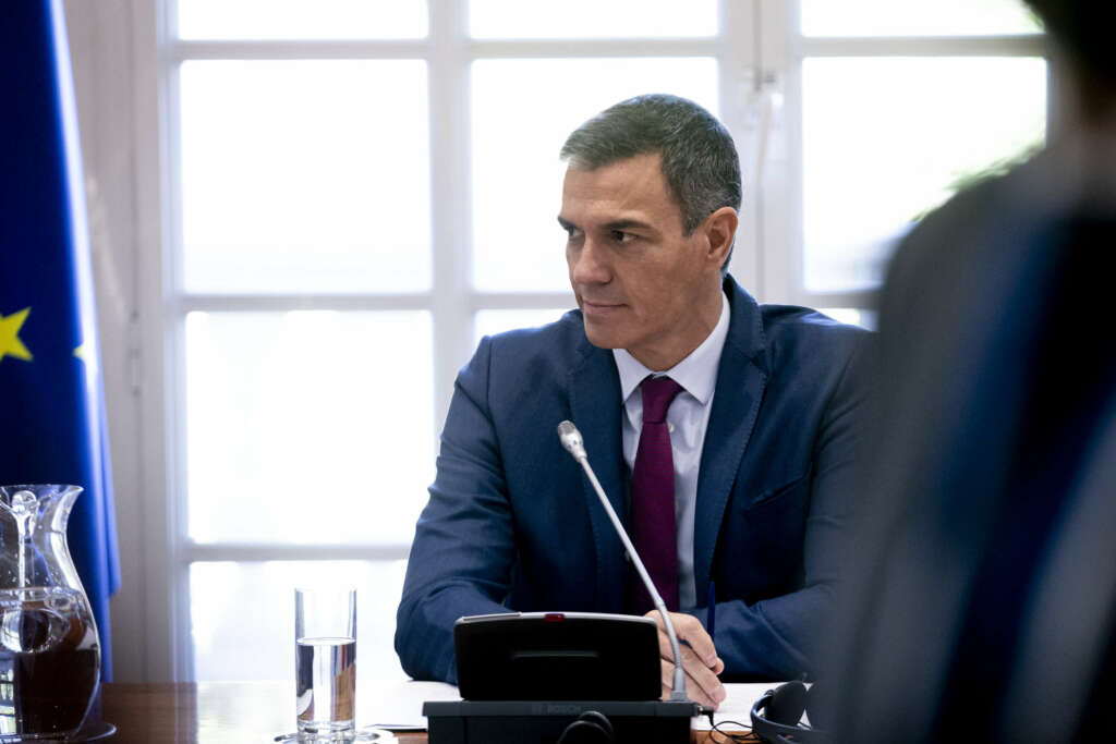 El presidente del Gobierno, Pedro Sánchez, durante un encuentro con los participantes de una reunión acerca del conflicto entre Palestina e Israel, en el Palacio de la Moncloa, a 13 de septiembre de 2024, en Madrid (España). Al encuentro, celebrado bajo el título 'Reunión de Madrid: por la aplicación de la solución de los dos Estados', han asistido ministros tanto árabes, pertenecientes al Grupo de contacto árabe-islámico para Gaza, como europeos para consensuar medidas para impulsar el diálogo y la paz en Oriente Medio y hablar sobre cómo hacer efectiva dicha solución. A. Pérez Meca / Europa Press 13 SEPTIEMBRE 2024;PARTICIPANTES;REUNION;CONFLICTO;PALESTINA;ISRAEL 13/9/2024