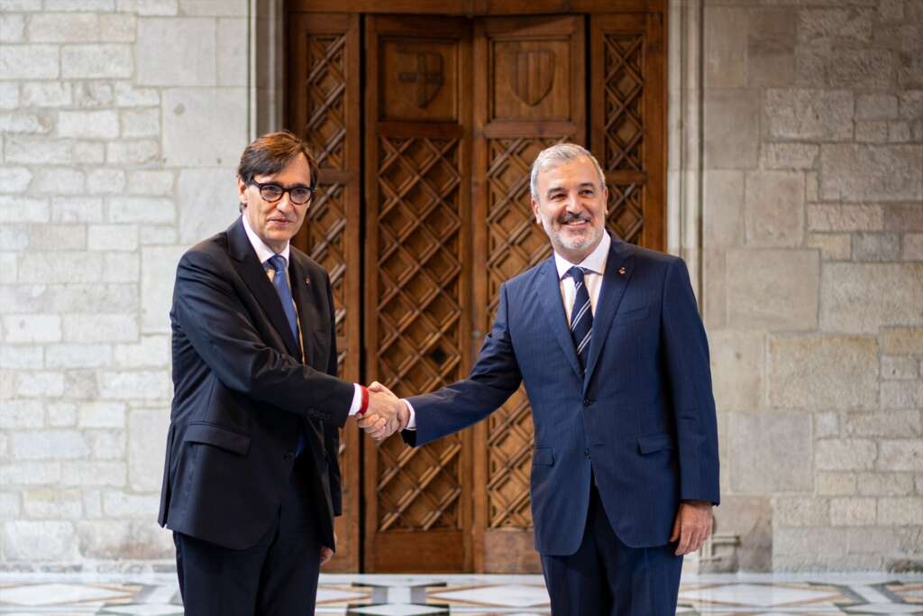 El presidente de la Generalitat de Catalunya, Salvador Illa, y el alcalde de Barcelona, Jaume Collboni.