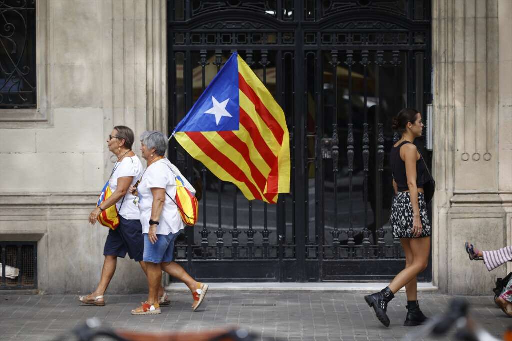 (Foto de ARCHIVO)
Dos mujeres con banderas de la estelada durante una acto de ERC por la Diada, a 11 de septiembre de 2024, en Barcelona, Catalunya (España). ERC ha organizado un acto por la jornada de la Diada en Catalunya, en el primer 11 de septiembre sin un presidente independentista al frente de la Generalitat desde hace 12 años. Durante la ofrenda al monumento de Rafael Casanova, la delegación de ERC ha sido recibida con algunos silbidos y gritos de 'ERC traidores' y 'Botiflers' de personas que han acudido a ver el homenaje. ERC dio el visto bueno a un gobierno del PSC a cambio de la implantación de una financiación singular en Catalunya, que actualmente se está debatiendo en el Congreso.

Kike Rincón / Europa Press
11/9/2024