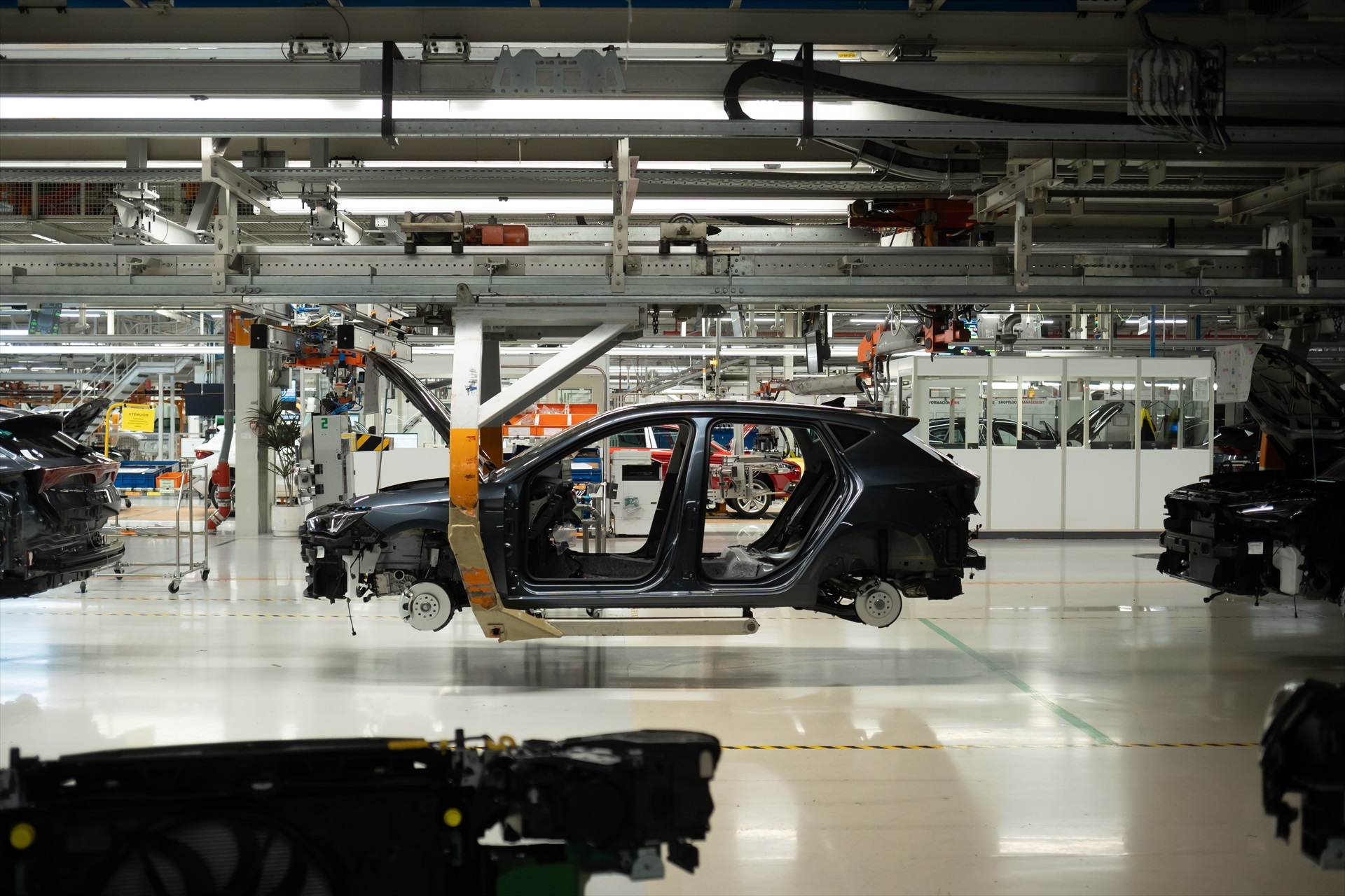 (Foto de ARCHIVO) Montaje en una factoría del nuevo modelo de Cupra Fomentor y Cupra León durante una visita guiada a la fábrica de Seat en Martorell, a 27 de junio de 2024, en Martorell, Barcelona, Catalunya (España). El motivo de la visita es observar el inicio de producción del Cupra Formentor y el Cupra León. La fábrica Seat ocupa una superficie total de más de 2.800.000 m² y en sus 15 edificios trabajan actualmente unas 12.000 personas de 70 nacionalidades. David Zorrakino / Europa Press 27 JUNIO 2024;MARTORELL;BARCELONA;CATALUNYA;FABRICA SEAT;PRODUCCION CUPRA FOMENTOR;CUPRA LEON 27/6/2024