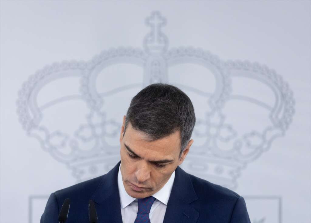 (Foto de ARCHIVO) El presidente del Gobierno, Pedro Sánchez, durante una rueda de prensa posterior a la reunión del Consejo de Ministros, en el Palacio de La Moncloa, a 11 de noviembre de 2024, en Madrid (España). El Consejo de Ministros ha aprobado un conjunto de medidas laborales para los trabajadores afectados por la DANA. Este paquete de medidas es el segundo que adopta el Gobierno. Este escudo laboral', que tendrá efectos retroactivos desde el 29 de octubre, estará integrado por diversas medidas, como los Expedientes de Regulación Temporal de Empleo (ERTE) por fuerza mayor o por causas económicas, técnicas, organizativas o de producción (ETOP), a los que podrán acogerse empresas radicadas en las zonas sacudidas por la DANA pero también aquellas que justifiquen que su actividad se ha visto afectada por el temporal. Eduardo Parra / Europa Press 11 NOVIEMBRE 2024;CONSEJO DE MINISTROS;GOBIERNO;AYUDAS;DANA 11/11/2024