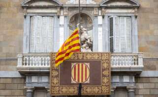 (Foto de ARCHIVO) La bandera de Cataluña durante un minuto de silencio por las víctimas de la DANA, en la plaza de Sant Jaume, a 31 de octubre de 2024, en Barcelona, Catalunya (España). La Generalitat de Catalunya, la Delegación del Gobierno en la comunidad autónoma, el Ayuntamiento de Barcelona y la Diputación de Barcelona han convocado un minuto de silencio en recuerdo de las víctimas que ha dejado la DANA a su paso por varias zonas de España el pasado 29 de octubre. El temporal se ha cobrado la vida de al menos 92 personas en la Comunidad Valenciana, mientras que en Castilla-La Mancha han muerto tres y en la zona de Málaga ha fallecido una. Lorena Sopêna / Europa Press 31 OCTUBRE 2024;MINUTO;SILENCIO;RECUERDO;DANA;TEMPORAL;VÍCTIMAS;FALLECIDOS 31/10/2024