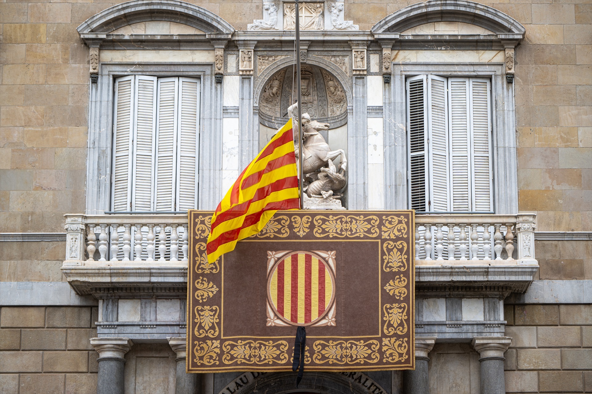 (Foto de ARCHIVO) La bandera de Cataluña durante un minuto de silencio por las víctimas de la DANA, en la plaza de Sant Jaume, a 31 de octubre de 2024, en Barcelona, Catalunya (España). La Generalitat de Catalunya, la Delegación del Gobierno en la comunidad autónoma, el Ayuntamiento de Barcelona y la Diputación de Barcelona han convocado un minuto de silencio en recuerdo de las víctimas que ha dejado la DANA a su paso por varias zonas de España el pasado 29 de octubre. El temporal se ha cobrado la vida de al menos 92 personas en la Comunidad Valenciana, mientras que en Castilla-La Mancha han muerto tres y en la zona de Málaga ha fallecido una. Lorena Sopêna / Europa Press 31 OCTUBRE 2024;MINUTO;SILENCIO;RECUERDO;DANA;TEMPORAL;VÍCTIMAS;FALLECIDOS 31/10/2024