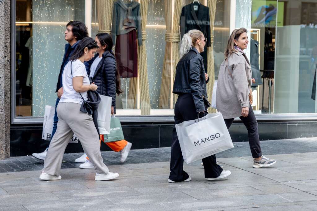 Varias personas con una bolsas, en Madrid. Foto: Ricardo Rubio / Europa Press