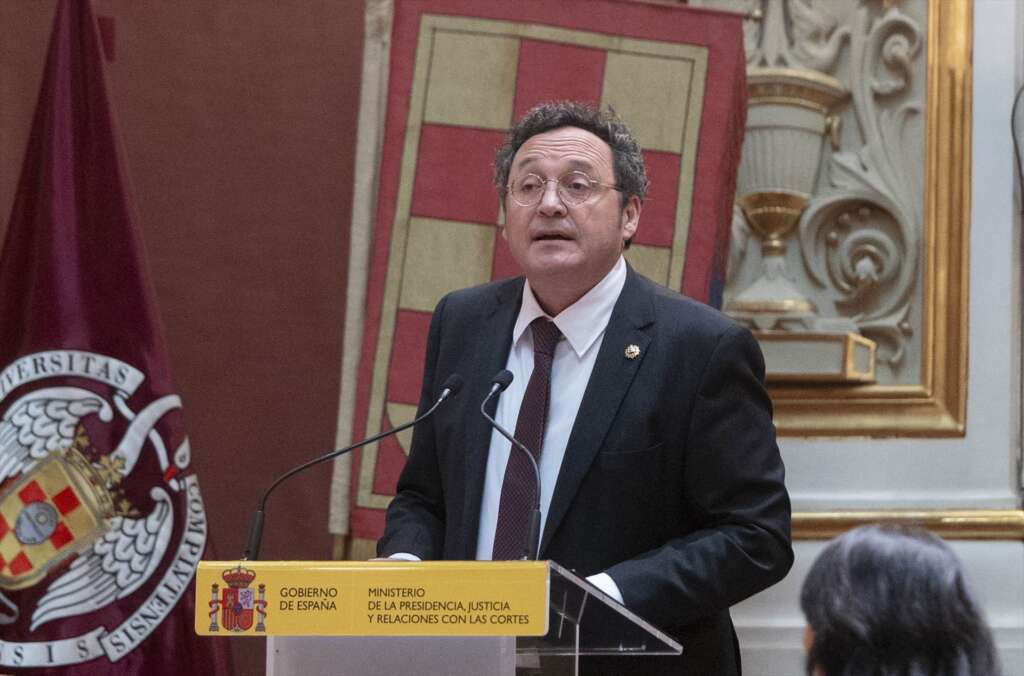 (Foto de ARCHIVO) El fiscal general del Estado, Álvaro García Ortiz, interviene durante el acto de entrega de Despachos a las 62ª Promoción de la Carrera Fiscal, en el paraninfo de la Universidad Complutense, a 17 de diciembre de 2024, en Madrid (España). La oposición para el ingreso en las Carreras Judicial y Fiscal es conjunta y tras superar las pruebas teóricas, los aspirantes eligen el ingreso en una u otra carrera. Quienes eligen la Carrera Fiscal deben superar en el Centro de Estudios Jurídicos un curso de formación, produciéndose tras ello el ingreso en la Carrera Fiscal con el correspondiente juramento y toma de posesión de la plaza de destino. Alberto Ortega / Europa Press 17 DICIEMBRE 2024;MONARQUÍA;REY;CARRERA FISCAL 17/12/2024