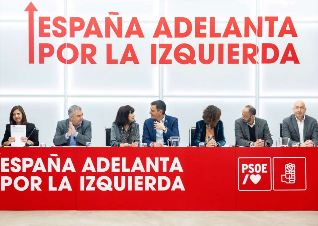 (Foto de ARCHIVO) (I-D) La portavoz del PSOE, Esther Peña; el secretario de Organización del PSOE, Santos Cerdán; la presidenta del PSOE, Cristina Narbona; el secretario general del PSOE y presidente del Gobierno, Pedro Sánchez; la vicepresidenta primera del Gobierno y vicesecretaria general del PSOE, María Jesús Montero y el vicepresidente primero del Congreso, Alfonso Rodríguez Gómez de Celis, durante la primera reunión de la nueva Ejecutiva del PSOE tras el 41º Congreso Federal, en la sede de Ferraz, a 2 de diciembre de 2024, en Madrid (España). La nueva dirección nacional fue aprobada este domingo en el Congreso Federal con un 90% de los apoyos, aumenta hasta 54 miembros e incorpora 17 caras nuevas. Eduardo Parra / Europa Press 02 DICIEMBRE 2024;SANCHEZ;CONGRESO;PSOE;41 02/12/2024