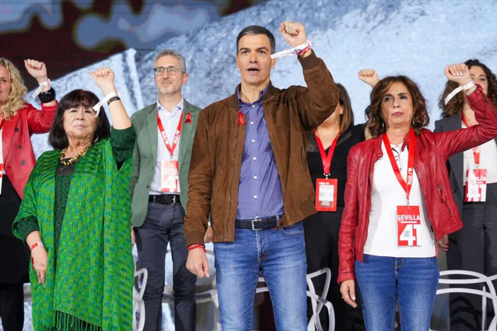 (Foto de ARCHIVO) El Presidente del Gobierno, Pedro Sánchez, durante la clausura del 41º Congreso Federal del PSOE en el Palacio de Congresos y Exposiciones. A 1 de diciembre de 2024, en Sevilla, Andalucía (España). El 41º Congreso Federal del PSOE concluye en Sevilla con su jornada de clausura celebrada en Fibes. Durante el evento, se trazaron las líneas estratégicas del partido para los próximos años, destacando el compromiso con las políticas sociales, la igualdad y la sostenibilidad. La clausura contó con la presencia de destacados líderes socialistas y delegados de todo el país. Francisco J. Olmo / Europa Press 01/12/2024