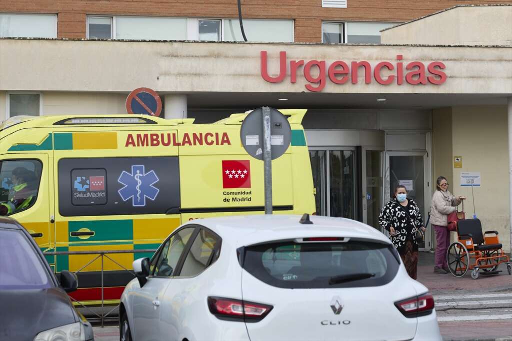 Una ambulancia en las Urgencias del Hospital 12 de Octubre, en Madrid. Foto: Jesús Hellín / Europa Press