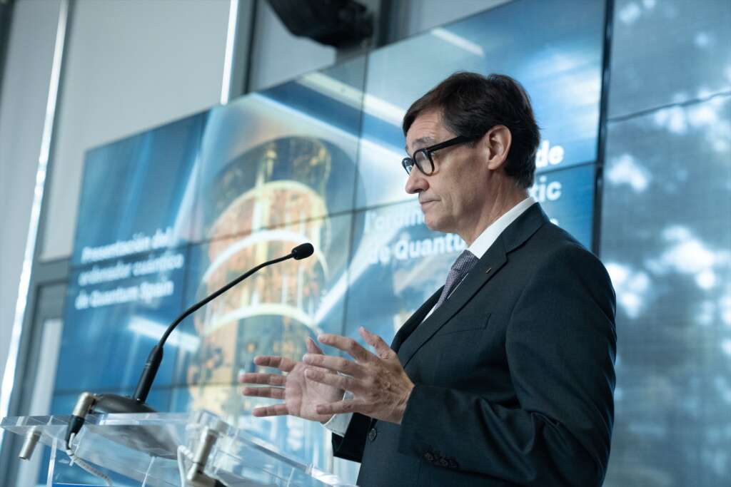 (Foto de ARCHIVO) El presidente de la Generalitat de Catalunya, Salvador Illa, interviene durante la presentación del ordenador cuántico MareNostrum-Ona, en el Barcelona Supercomputing Center (BSC), a 6 de febrero de 2025, en Barcelona, Catalunya (España). El BSC-CNS ha presentado el nuevo ordenador cuántico adquirido mediante un contrato firmado por EuroHPC y Qilimanjaro Quantum Tech. Así, el centro pasa a disponer de un total de dos sistemas cuánticos, que se integran al superordenador MareNostrum 5, el más potente en España y entre los más avanzados de Europa. El ordenador cuántico analógico MareNostrum-Ona es el primer modelo de este tipo desarrollado en el continente europeo, con una capacidad de más de 10 qubits físicos que podrán aumentar en el tiempo. David Zorrakino / Europa Press 06 FEBRERO 2025;SUPERORDENADOR;ORDENADOR;CUÁNTICO;CIENCIA;CIENTÍFICO;INGENIERÍA;INNOVACIÓN 06/2/2025