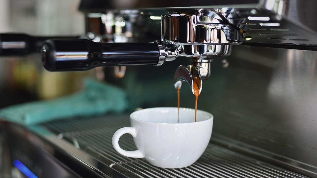 Un café de máquina en una cafetería