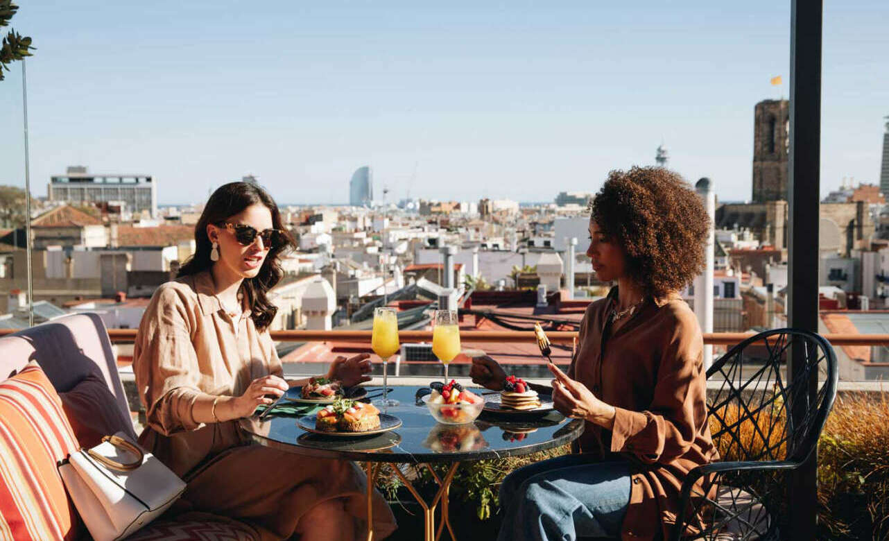 Un 50 cumpleaños terraza con vistas a Barcelona y el mar.