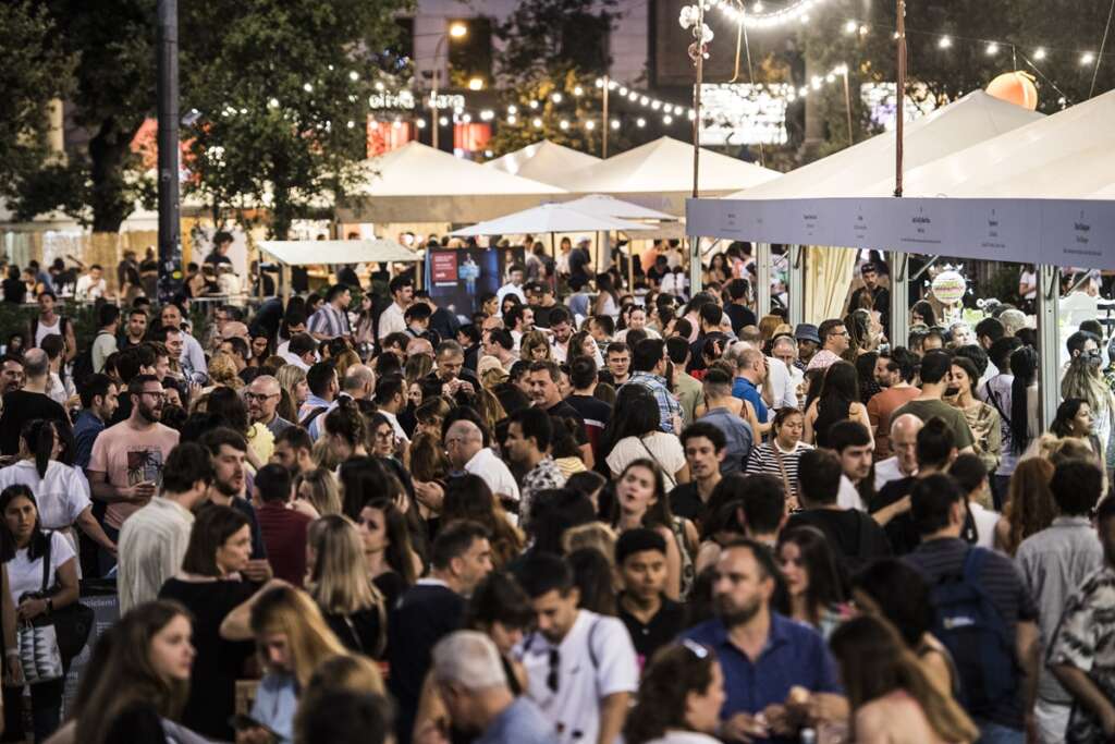 Varias personas disfrutan del festival Tast a la Rambla en Barcelona