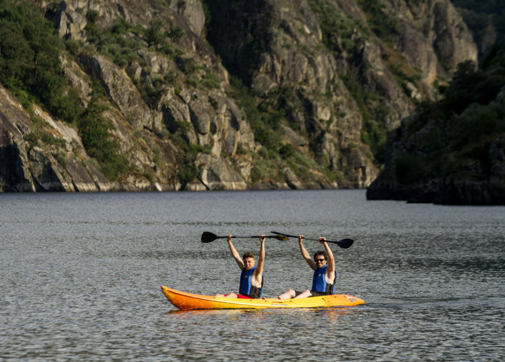 Dos personas recorren la Ribeira Sacra en kayak