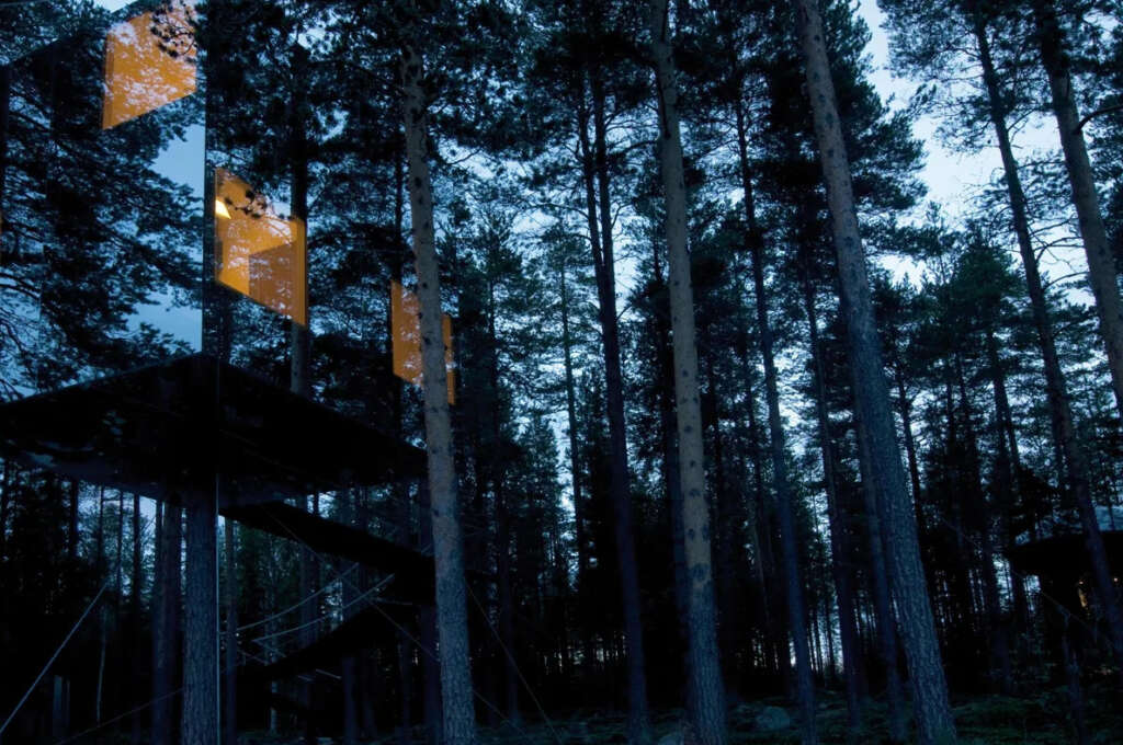 La habitación mirror cube del Treehotel en la Laponia sueca