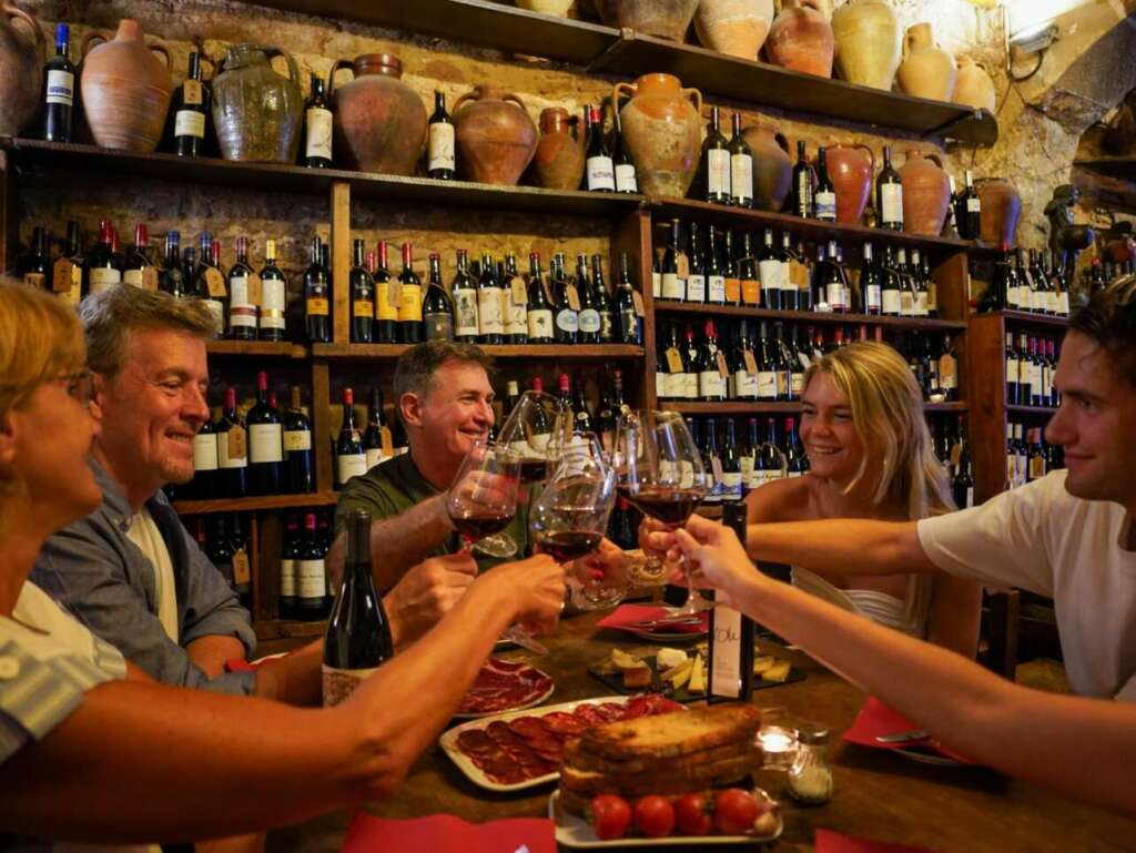 Varias personas en unas catas de vinos en Barcelona