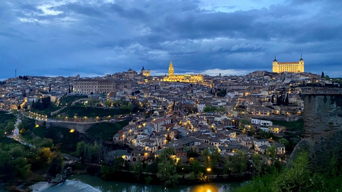 Una panorámica nocturna de Toledo
