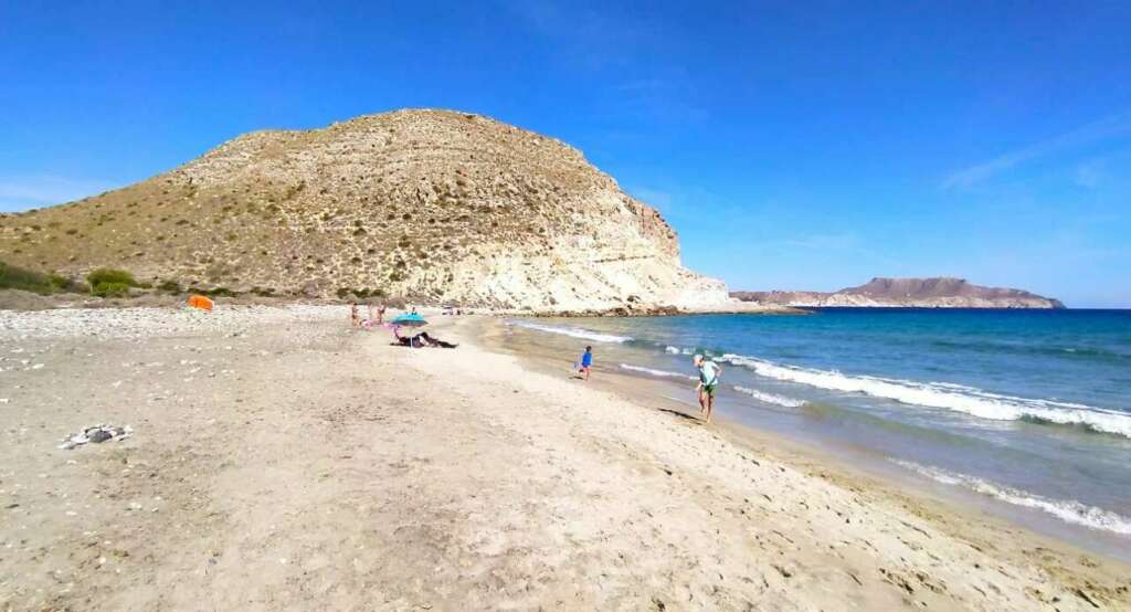 La playa de la Cala de Enmedio en Almería