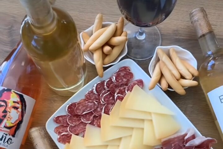 Snacks y vino de la cata Château Vino de la Isla