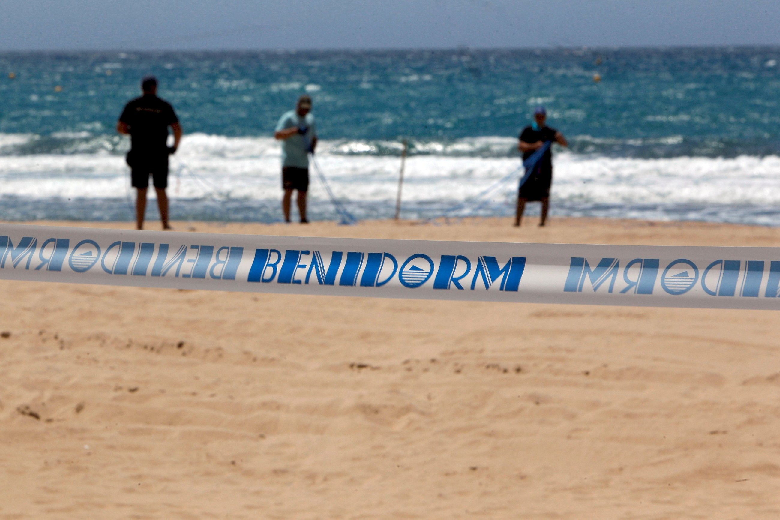 Bandera en la playa de Benidorm