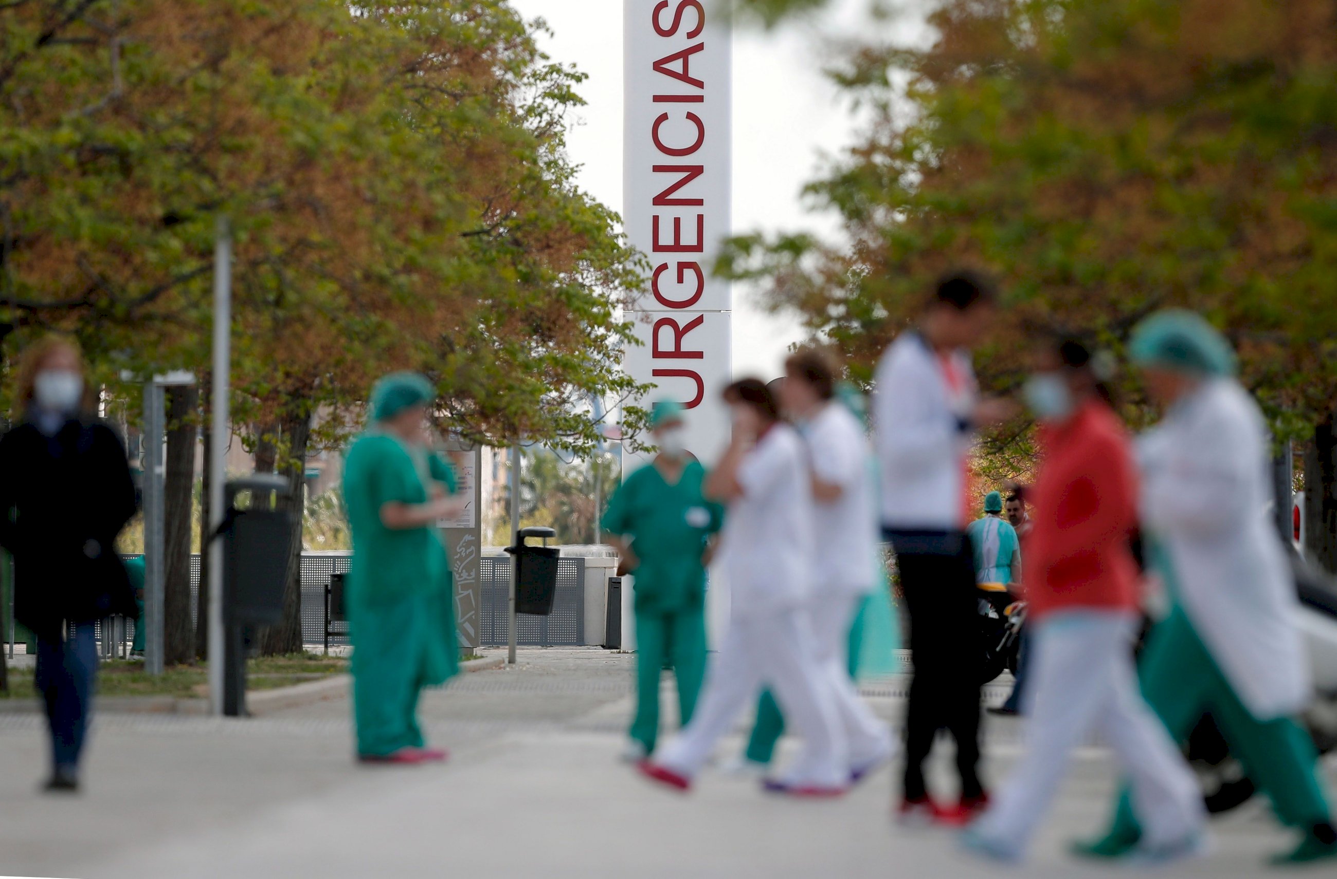 Trabajadores sanitarios del hospital La Fé de Valencia, en un momento de descanso en el duodécimo día del estado de alarma decretado por el Gobierno.EFE/ Kai Försterling