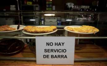 Un cartel indica la prohibición de consumir en la barra de un bar de València. EFE/Biel Aliño/Archivo