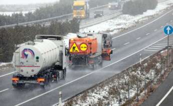 Un quitanieves esparce sal en la A-3 a su paso por Requena./ EFE