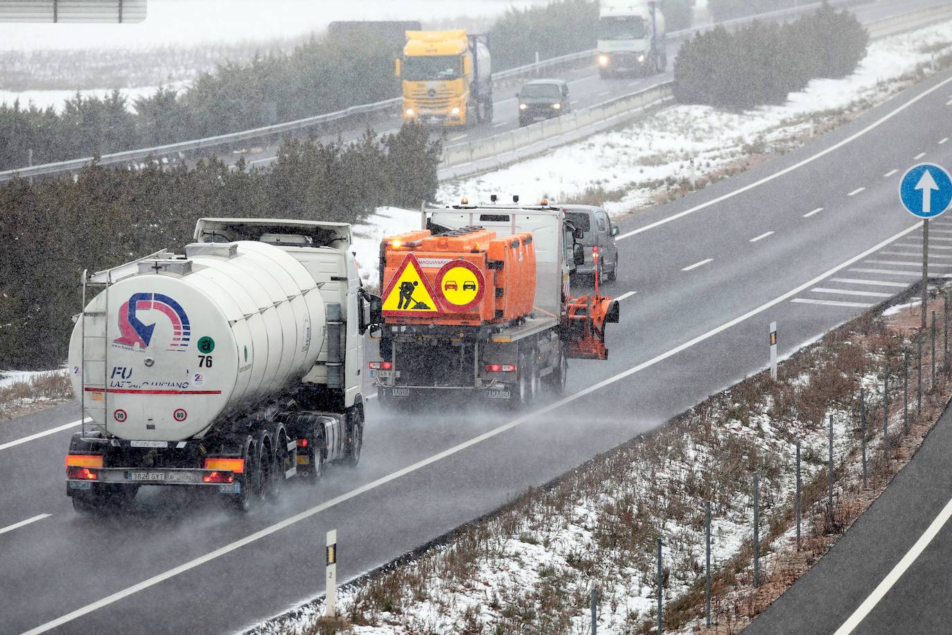 Un quitanieves esparce sal en la A-3 a su paso por Requena./ EFE