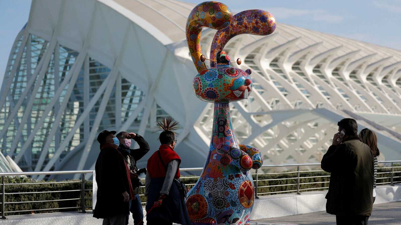 Turistas con mascarilla en la Ciudad de las Artes y las Ciencias de Valencia. EFE/MANUEL BRUQUE