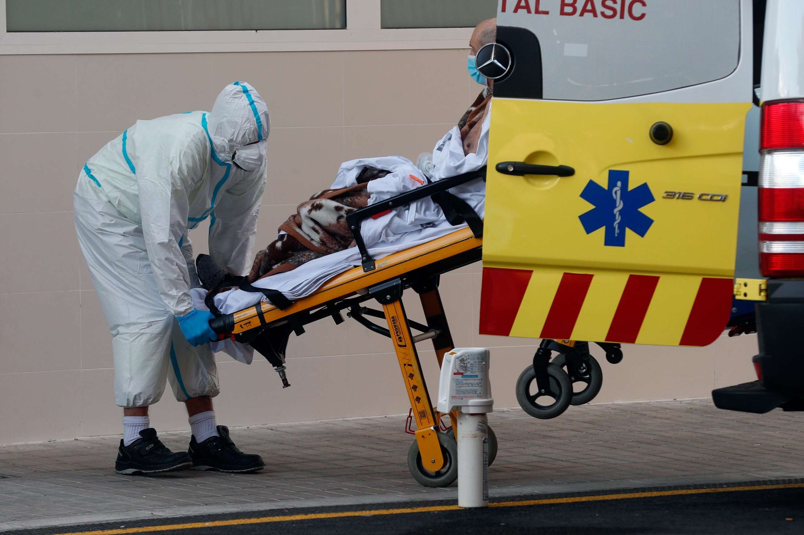 Un sanitario traslada a un enfermo en el Hospital Clínico de Valencia. EFE/ Kai Försterling