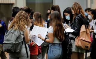 Varios estudiantes repasan antes del inicio de las Pruebas de Acceso a la Universidad (PAU). EFE/Ana Escobar