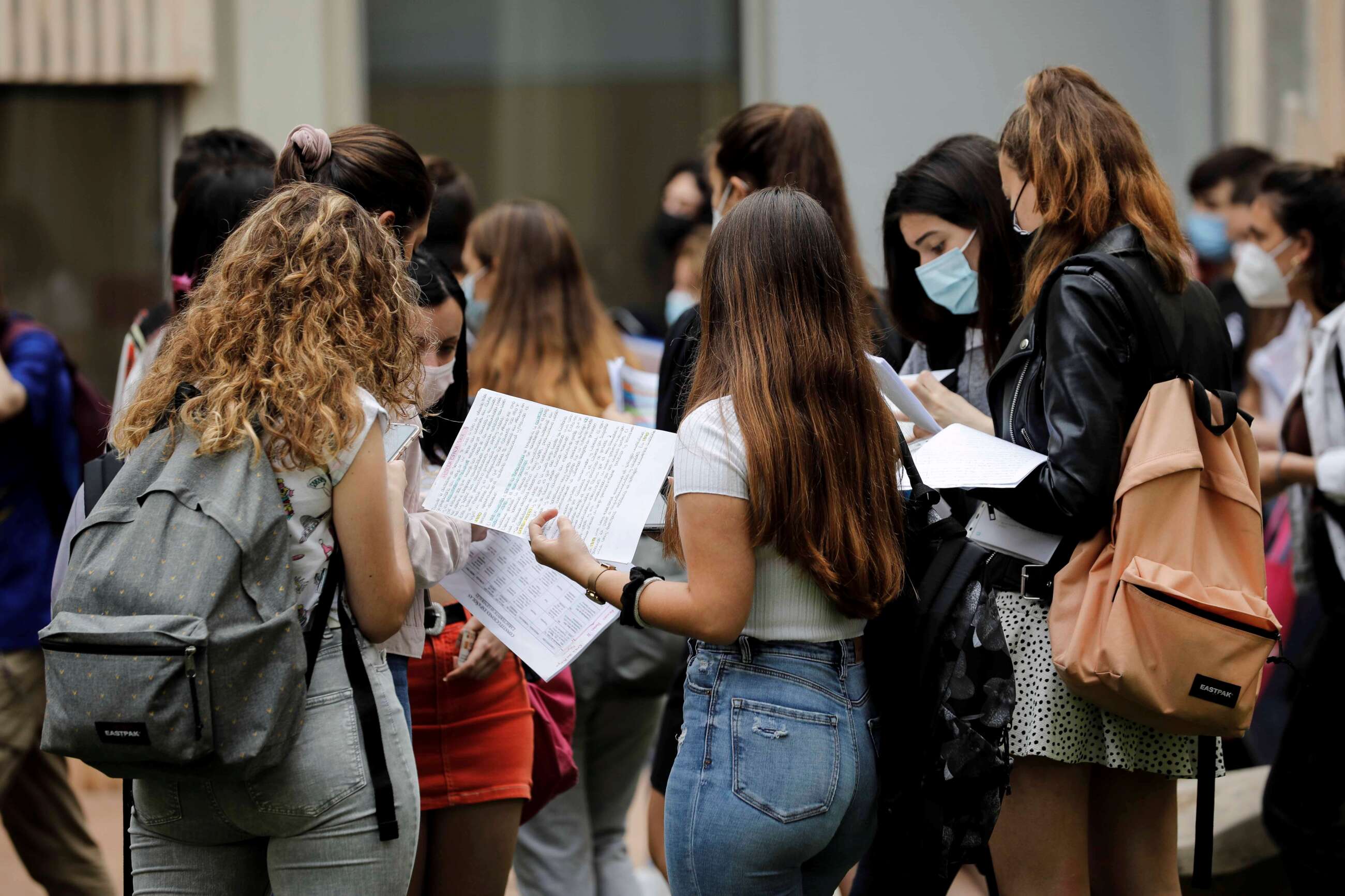 Varios estudiantes repasan antes del inicio de las Pruebas de Acceso a la Universidad (PAU). EFE/Ana Escobar