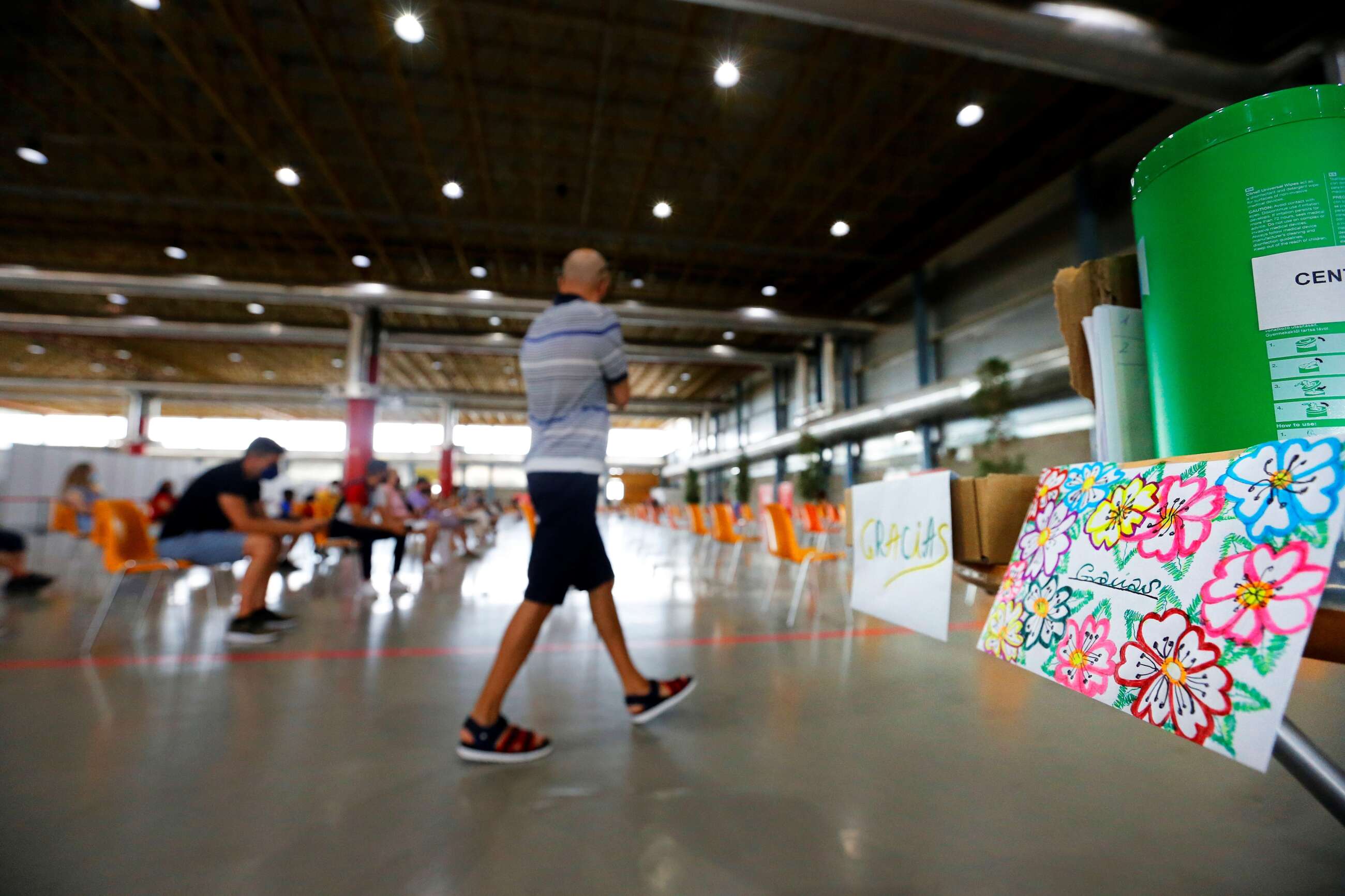 Numerosas personas en la sala de espera tras recibir su dosis de la vacuna en el Instituto Ferial Alicantino IFA. EFE/Manuel Lorenzo