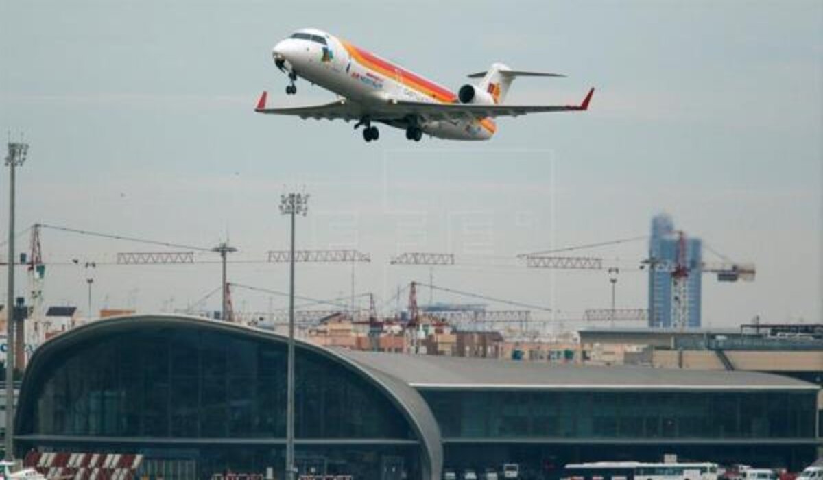 Avión comercial despega desde el aeropuerto de Manises (Valencia) /EFE