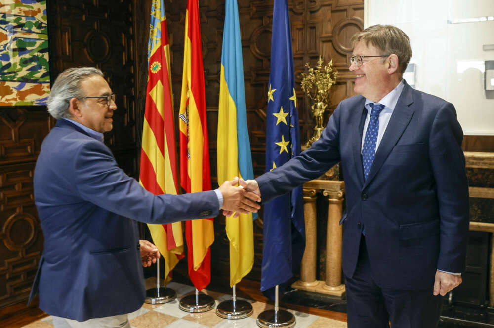 GRAFCVA5546. VALENCIA, 03/05/2022.- El president de la Generalitat, Ximo Puig (i), recibe en el Palau al síndic socialista Manolo Mata antes de que deje su escaño en Les Corts para continuar como abogado de uno de los considerados cabecillas de la trama del caso Azud. EFE/Kai Försterling