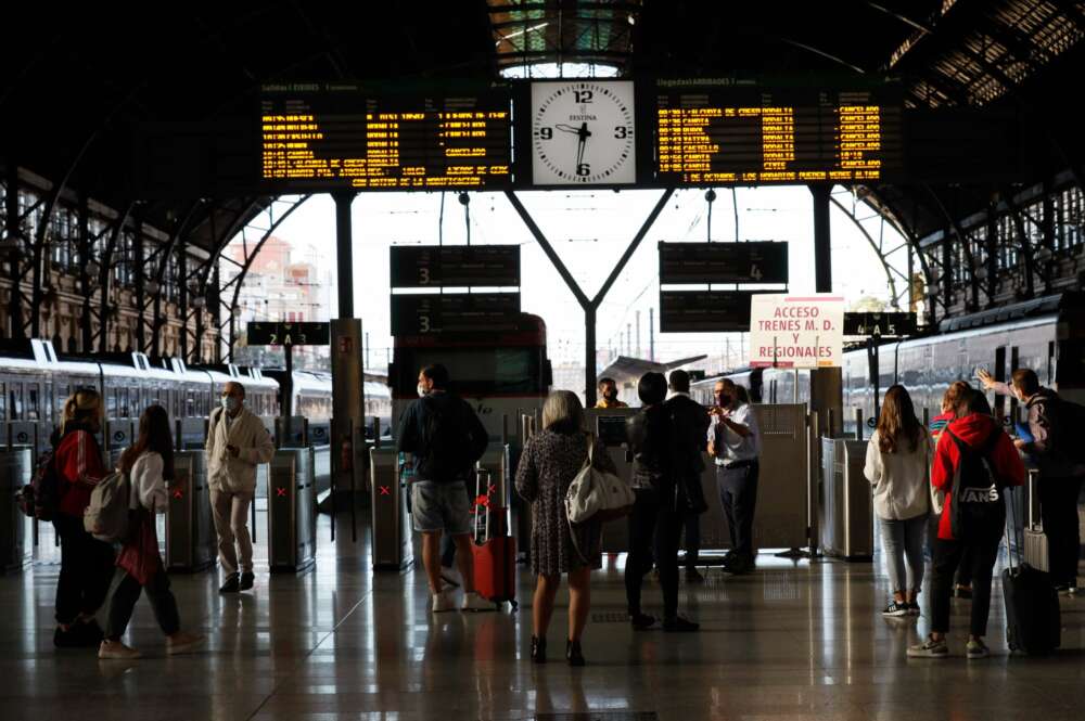 GRAFCVA9082. VALENCIA, 05/10/2021.-Cuarta jornada de huelga de un total de ocho convocadas por el Sindicato Español de Maquinistas y Ayudantes Ferroviarios, Semaf, en el grupo Renfe en protesta por el incumplimiento del plan de empleo y de acuerdos sobre el traspaso de competencias en materia ferroviaria en el ámbito de Cataluña (y en cualquiera comunidad donde pudiera darse), entre otros motivos.En la imagen, la estación del Norte de Valencia.EFE/Ana Escobar