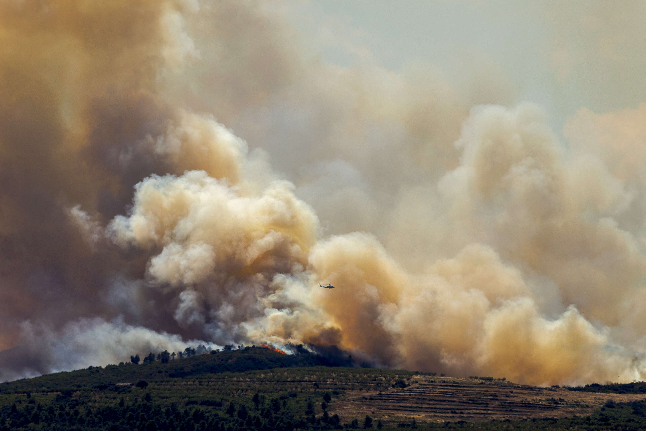 -FOTODELDIA- GRAFCVA7783. VIVER (CASTELLÓN), 18/08/2022.- Los servicios de Emergencias de la Generalitat Valenciana han ordenado el confinamiento preventivo de los vecinos de Alcublas (Valencia) por el humo que llega a la zona procedente del incendio originado en Bejís .La consellera de Justicia e Interior, Gabriela Bravo, ha explicado que esta decisión se ha adoptado por la intensidad que ha cobrado el frente sur del incendio (en la imagen,donde se ubica Alcublas), si bien ha puntualizado que no hay riesgo inminente que haga pensar en una evacuación del municipio.Alcublas está en el interior norte de la provincia de Valencia, en el límite con la de Castellón, y tiene alrededor de 600 habitantes. EFE/ Biel Aliño