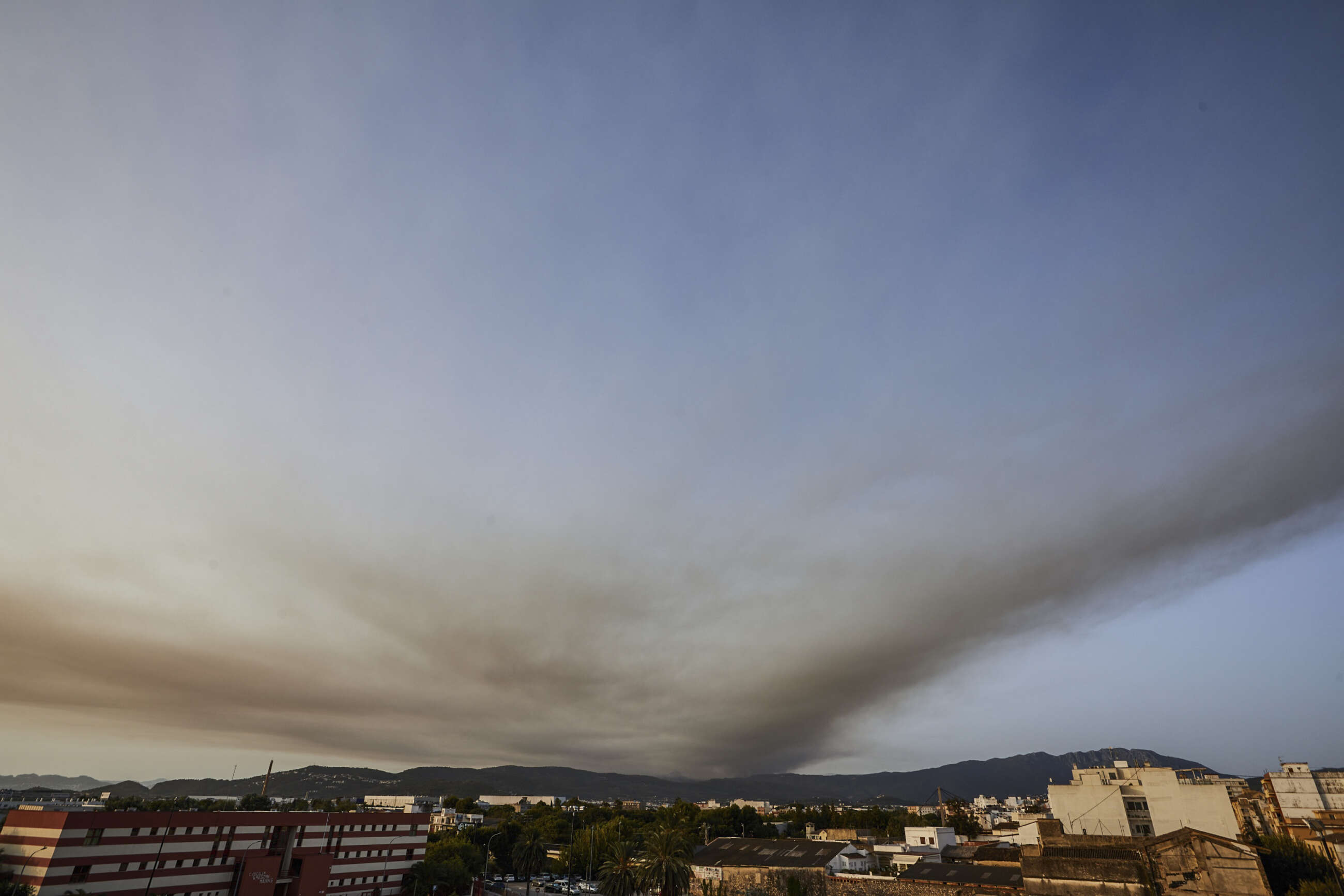 GRAFCVA7632. GANDÍA (VALENCIA), 14/08/2022.- Vista de la columna de humo causada por el incendio forestal declarado en la en Vall d'Ebo (Alicante), desde la localidad de Gandía. Dos medios aéreos se han incorporado a primera hora de este domingo a los trabajos de extinción del incendio forestal declarado a última hora de ayer. EFE/Natxo Frances