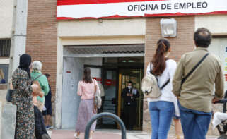 Varias personas hacen cola para acceder a una oficina de empleo. EFE/ Luis Millán