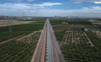 GRAFCVA9093. SAGUNTO (VALENCIA), 21/10/2022.- Vista aérea de los terrenos de Parc Sagunt II donde está prevista la instalación de la fábrica de baterias de Volskwagen cuando el Gobierno central y el valenciano han reiterado este viernes su compromiso con el proyecto de Volkswagen para la construcción de una gigafactoría de baterías eléctricas en Sagunto (Valencia) y se han mostrado confiados en la posibilidad de que se desarrolle como inicialmente estaba previsto al conocerse ayer que "está sobre la mesa" la posibilidad de que el consorcio alemán se retire del proyecto, debido a que cree que podría no recibir los fondos públicos procedentes del PERTE del Vehículo Eléctrico y Conectado (VEC) que había previsto. EFE/Biel Aliño