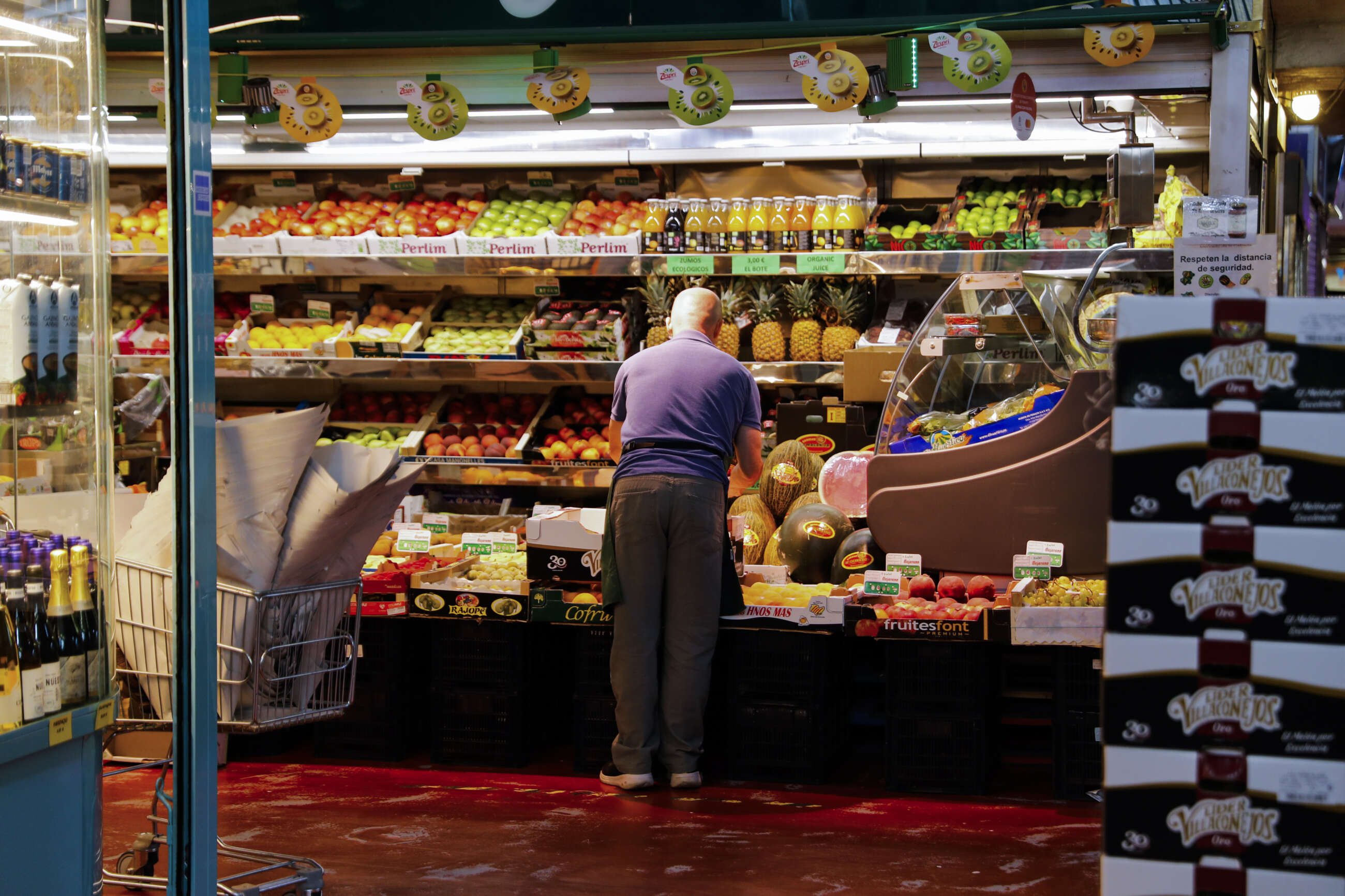 MADRID, 12/08/2022.- Un frutero coloca el género este viernes en Madrid. La inflación en España se disparó en el mes de julio al 10,8 %, seis décimas por encima de la registrada el mes anterior y la más elevada desde septiembre de 1984. EFE/Luis Millan