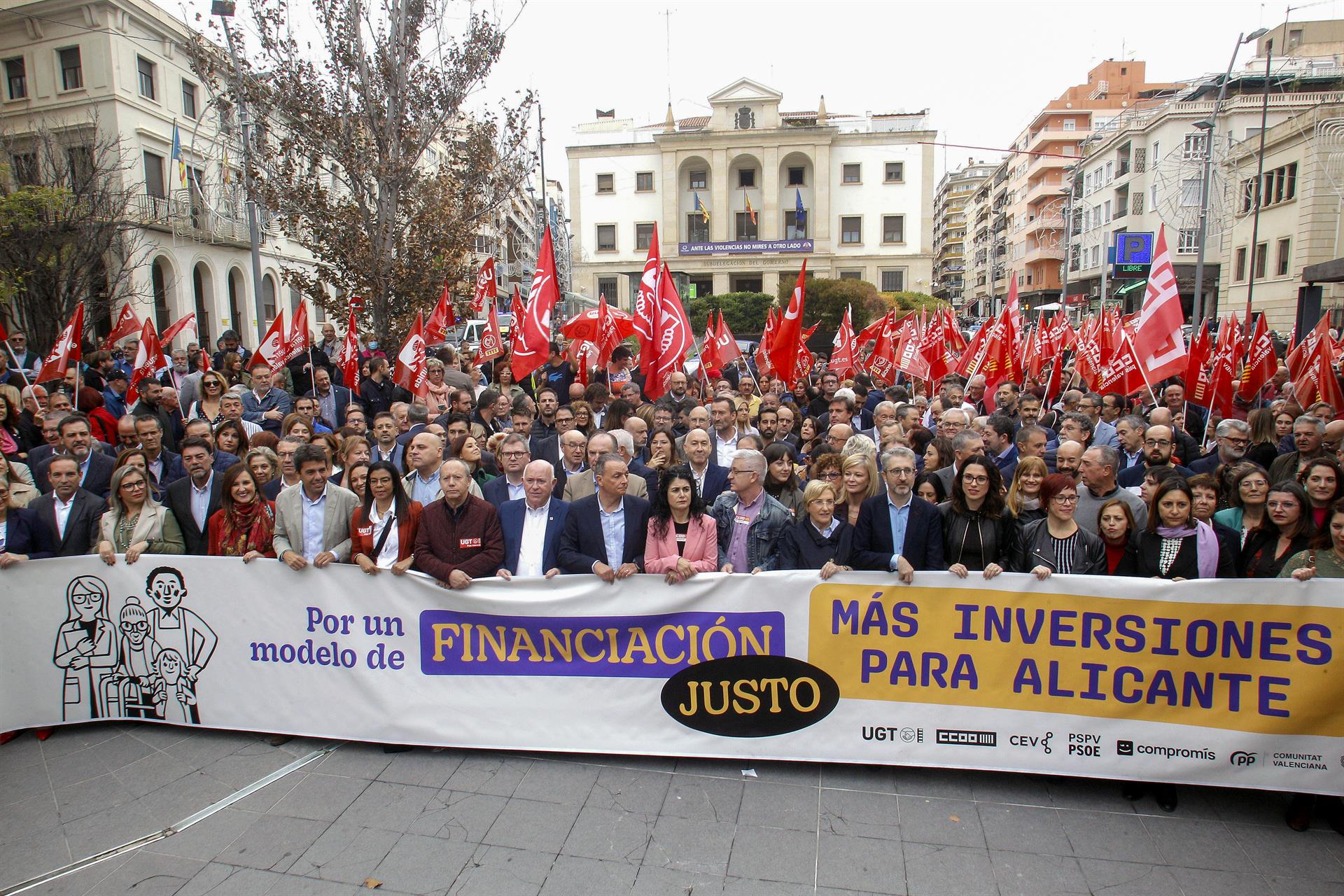 Concentración contra la infrafinanciación ante la Subdelegación del Gobierno en Alicante