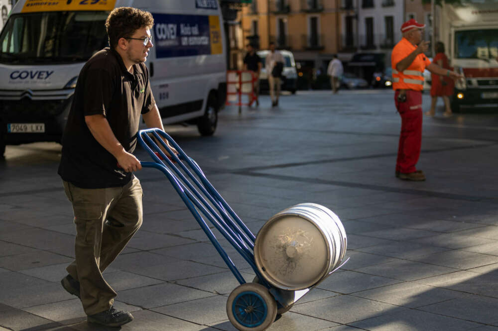 TOLEDO, 04/06/2022.- Un joven transporta un barril este jueves en Toledo, día en el que los Ministerios de Trabajo y de Inclusión y Seguridad Social publican los datos de paro y afiliación del junio, mes en el que el paro baja en España en algo más de 42.000 personas, hasta los 2.880.582 desempleados, en tanto que la afiliación sube en 115.000 trabajadores, hasta 20,3 millones de cotizantes. EFE/Ángeles Visdómine