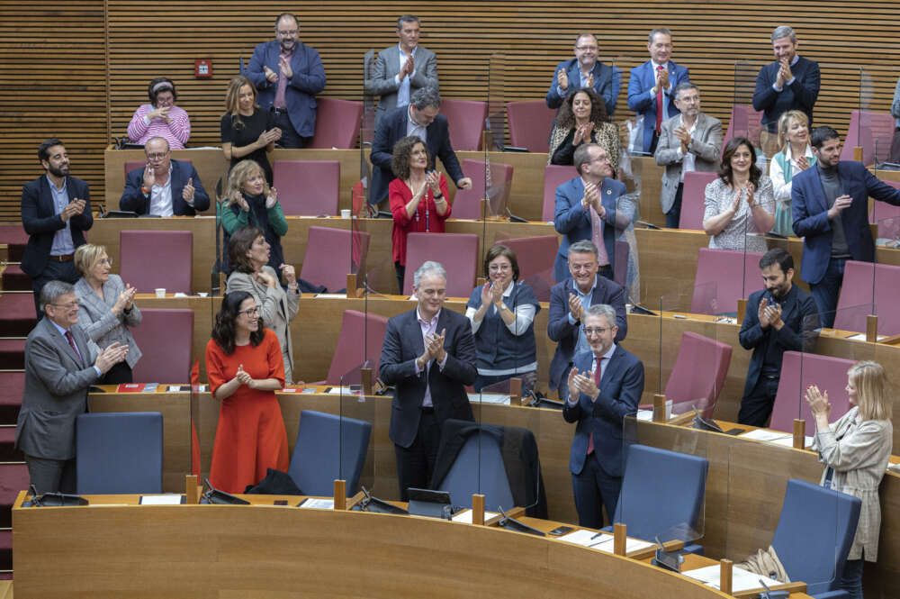 El president de la Generalitat, Ximo Puig, la vicepresidenta, Aitana Mas, y el vicepresidente segundo, Hector Illueca, aplauden durante el pleno de Les Corts Valencianes tras aprobar los Presupuestos de la Generalitat para 2023, respaldados por el PSPV-PSOE, Compromís y Unides Podem. EFE/Biel Aliño