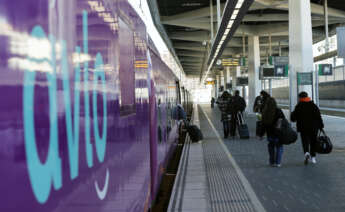 Varios pasajeros se suben al tren Avlo. EFE/Manuel BruqueVarios pasajeros se suben al tren Avlo. EFE/Manuel Bruque