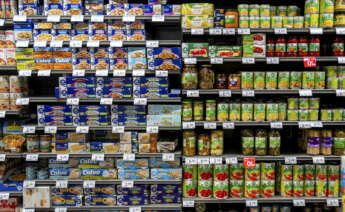 Latas de conserva en un supermercado. EFE/ Ismael Herrero