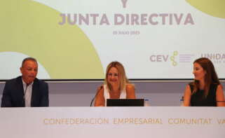 Nuria Montes, en el centro, durante un acto en la CEV, cuando era consellera de Innovación, Industria, Comercio y Turismo