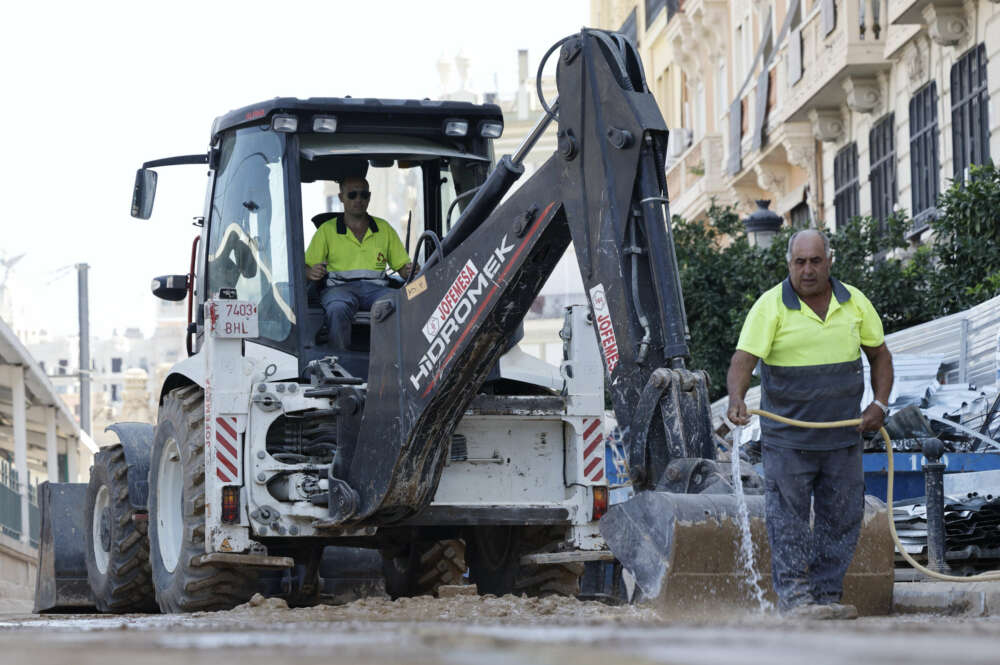 Dos trabajadores en unas obras en la ciudad de Valéncia. EFE/Biel Aliño