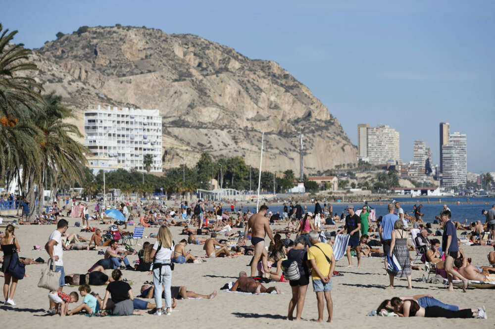 La playa del Postiguet, en Alicante. EFE/ Manuel Lrenzo