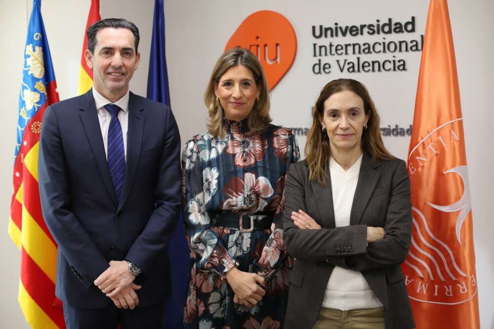 Paco Segura, presidente de AVIA, Eva María Giner, Rectora Magnífica de la Universidad Internacional de Valencia y Jackie Sánchez-Molero, directora de AVIA. Foto: AVIA.