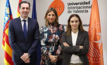 Paco Segura, presidente de AVIA, Eva María Giner, Rectora Magnífica de la Universidad Internacional de Valencia y Jackie Sánchez-Molero, directora de AVIA. Foto: AVIA.